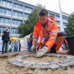 18.09.2021, Halle: Jobmesse Start Now im Haupthaus der Mitteldeutschen Zeitung in Halle.

Foto: Chris Prause zeigt worauf es bei seinem Job ankommt.